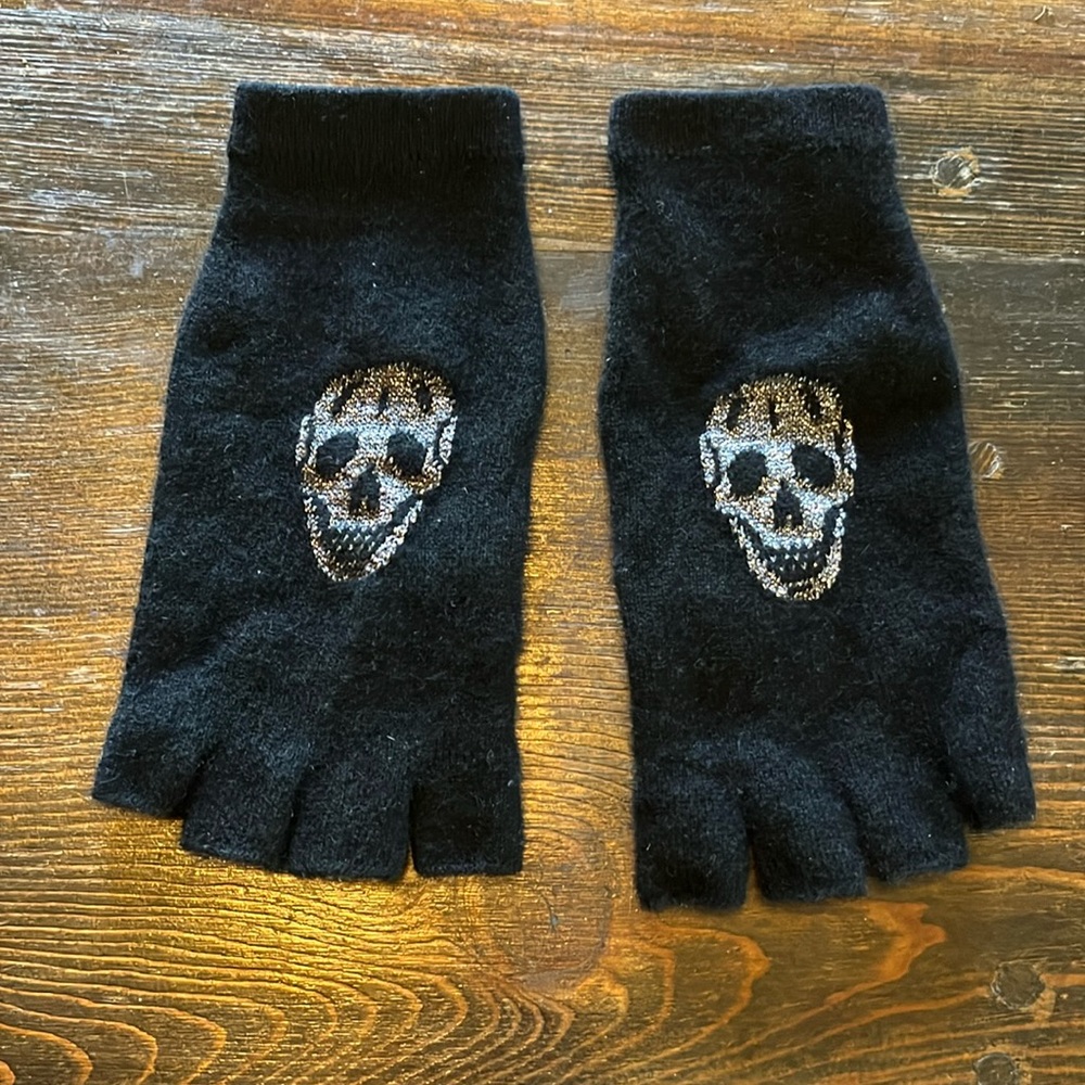 Skull cashmere fingerless gloves black